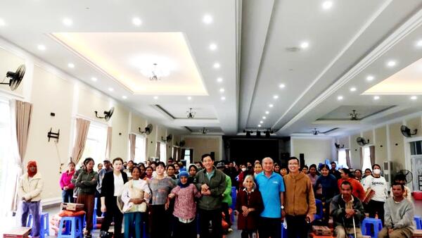 Tặng quà cho người nghèo