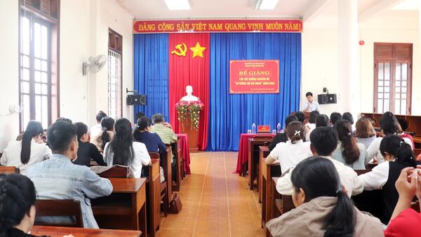 Bế giảng lớp bồi dưỡng chuyên đề “Tư tưởng Hồ Chí Minh”