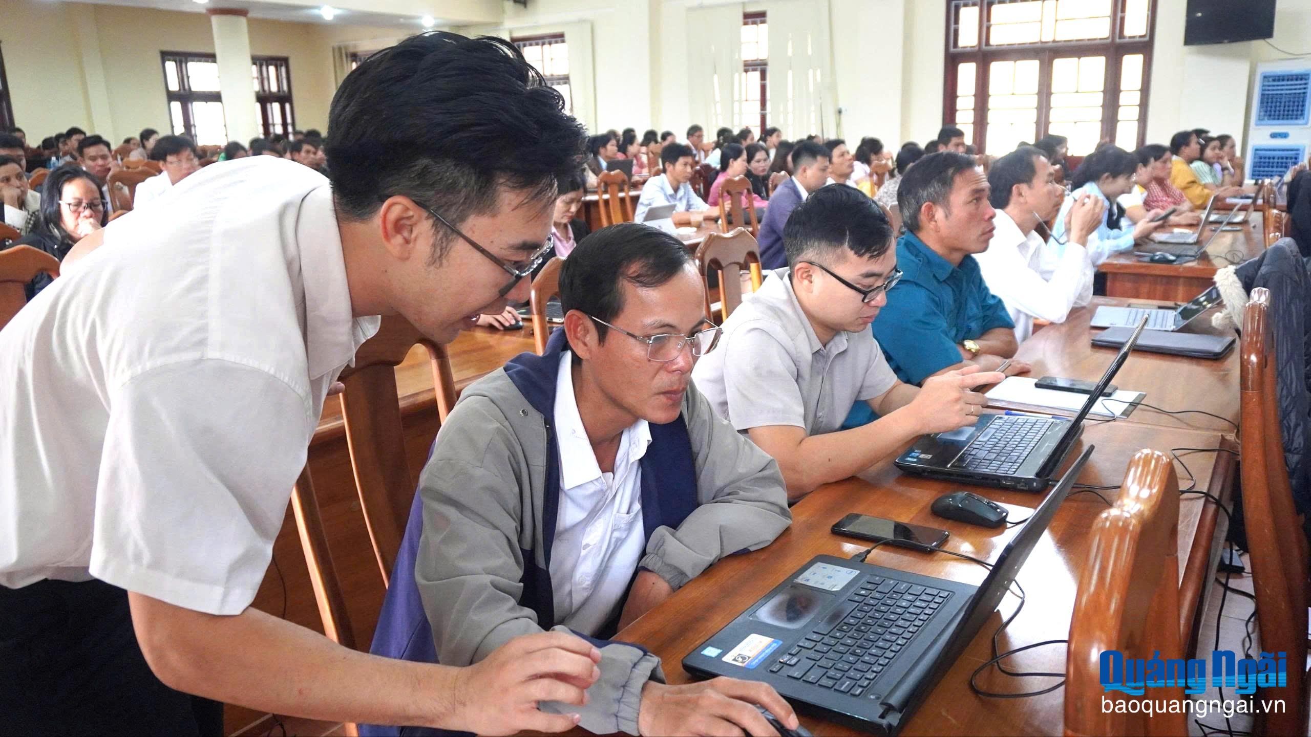 Xã Tu Mơ Rông tập huấn sử dụng AI cho cán bộ, công chức, viên chức.
