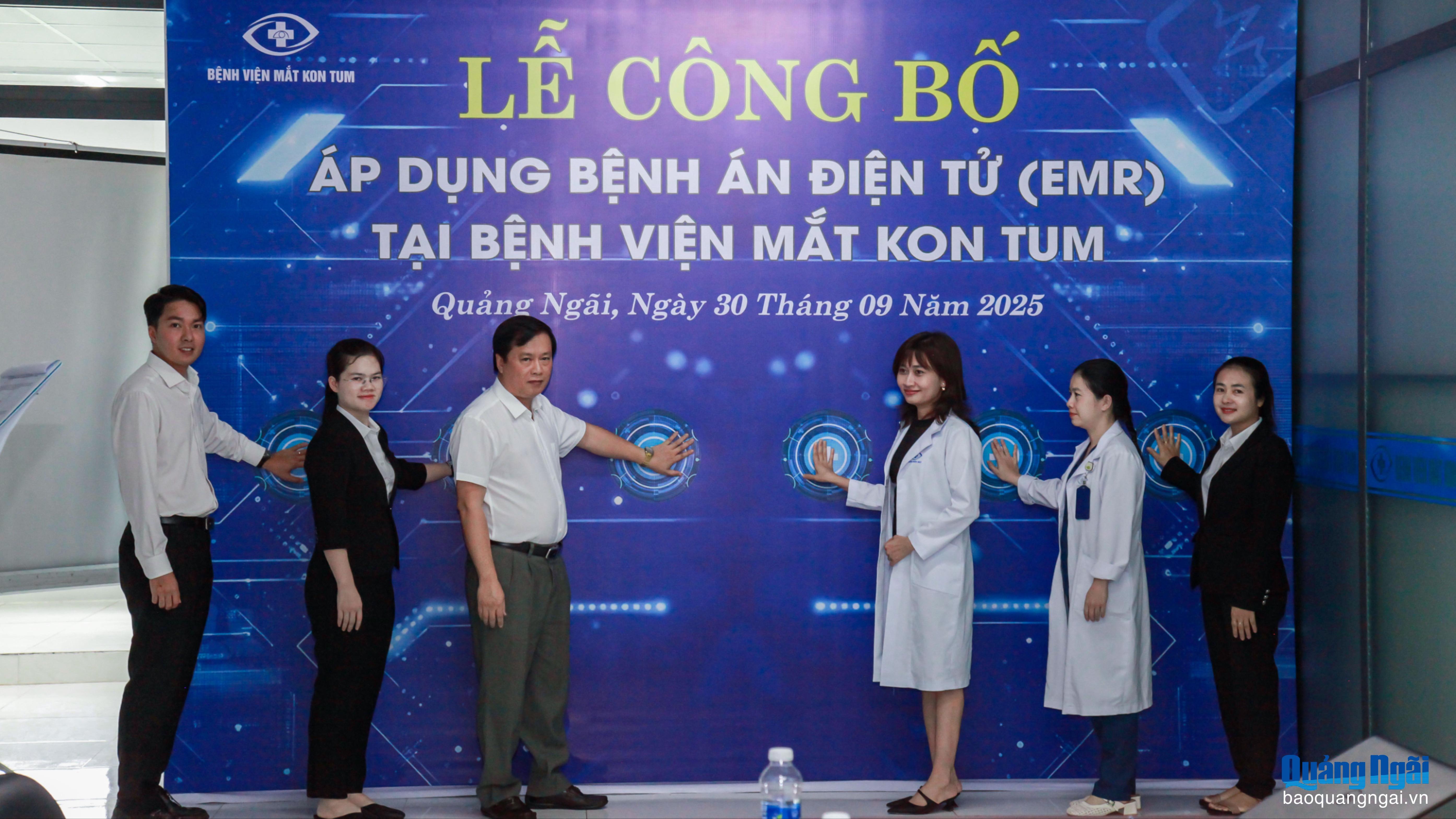 Nghi thức bấm nút công bố áp dụng bệnh án điện tử tại Bệnh viện Mắt Kon Tum.
