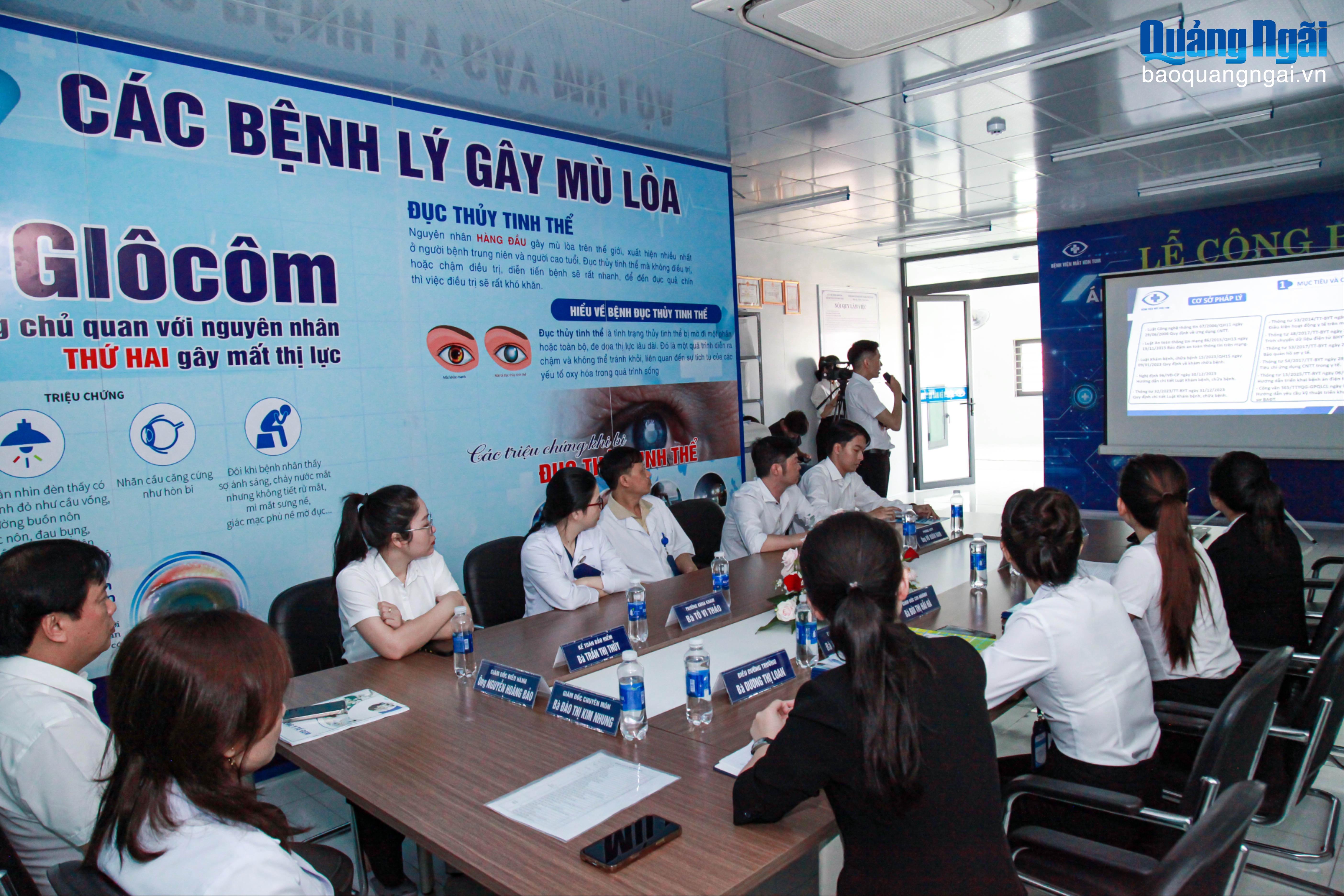 Cán bộ, nhân viên Bệnh viện Mắt Kon Tum tham dự buổi công bố triển khai bệnh án điện tử.