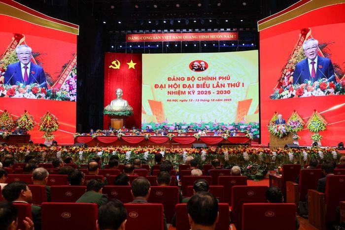 Đảng bộ Chính phủ xác định: Lãnh đạo thực hiện toàn diện, hiệu quả 3 đột phá chiến lược là hoàn thiện thể chế toàn diện; xây dựng hạ tầng kinh tế đồng bộ; phát triển nguồn nhân lực chất lượng cao. - Ảnh: VGP/Nhật Bắc