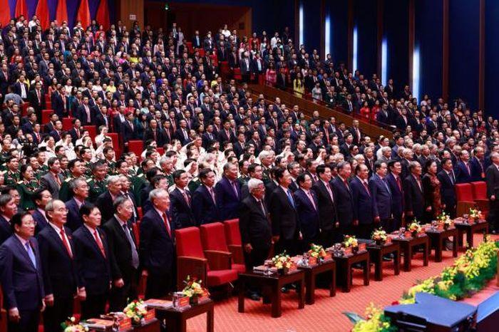 Các đồng chí lãnh đạo, đại biểu thực hiện nghi thức chào cờ tại đại hội.