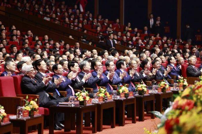 Tổng Bí thư Tô Lâm, Chủ tịch nước Lương Cường, Thủ tướng Phạm Minh Chính, Chủ tịch Quốc hội Trần Thanh Mẫn với các đồng chí lãnh đạo, đại biểu dự đại hội.