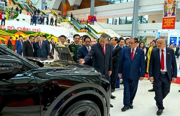 Tổng Bí thư Tô Lâm với các đại biểu tham quan triển lãm bên lề đại hội.