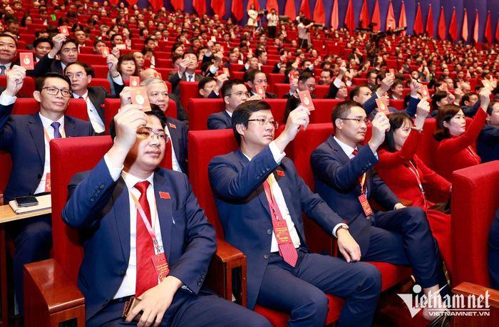 Các đại biểu biểu quyết về kết quả thẩm tra tư cách đại biểu