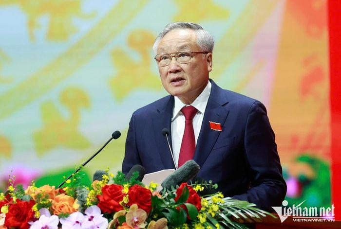 Phó Thủ tướng Thường trực Nguyễn Hòa Bình trình bày báo cáo chính trị