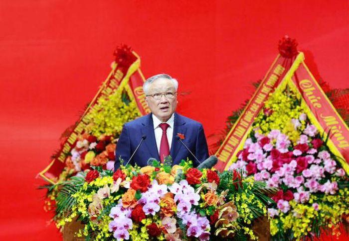 Phó Thủ tướng Thường trực Chính phủ Nguyễn Hòa Bình trình bày tóm tắt Báo cáo chính trị tại đại hội.