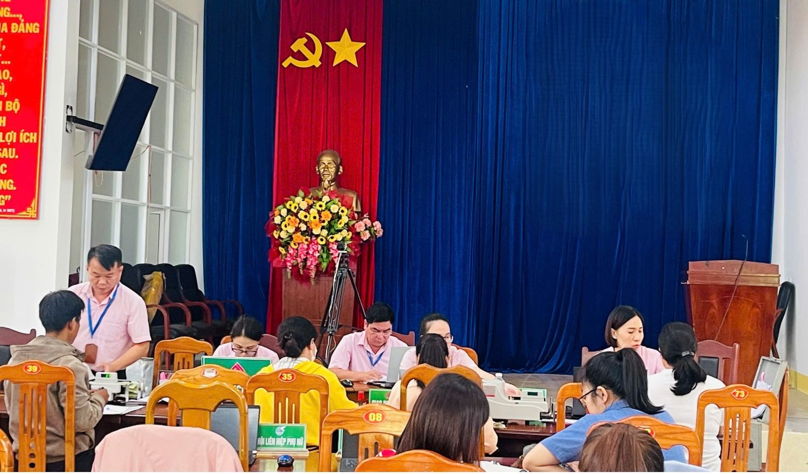 Cờ đỏ tung bay lan tỏa khí thế sôi nổi hướng về Đại hội đại biểu Đảng bộ tỉnh lần thứ I. Đây không chỉ là hành động thiết thực chào mừng ngày hội lớn của toàn Đảng, toàn dân, mà còn thể hiện niềm tin sâu sắc vào sự lãnh đạo của Đảng, quyết tâm xây dựng quê hương ngày càng phát triển, văn minh.